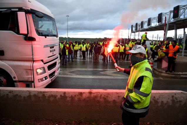 Manifestantes liberam cancelas de um em Beaumont, no leste da França, durante uma manifestação contra os altos preços dos combustíveis e os custos de vida - 24/11/2018