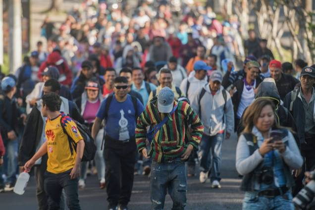 Migrantes salvadorenhos caminham rumo aos Estados Unidos, na quarta caravana da América Central que partiu em direção à fronteira americana - 18/11/2018