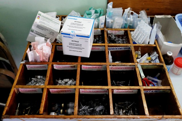 Vacinas, remédios e seringas são vistas no Hospital Jose Gregorio Hernandez, localizado em Caracas, na Venezuela - 20/11/2018