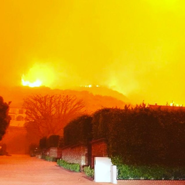 O ator Orlando Bloom publica foto da rua em que mora na cidade de Malibu, durante um incêndio de grandes proporções na Califórnia