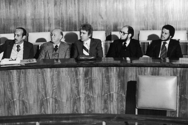 Oswaldo Pires e Manoel Bezerra, advogados, com Pedro Seelig, João Augusto Rosa e Orandir Lucas, policiais de participaram do sequestro dos exilados uruguaios Lilián Celiberti e Universindo Dias - 01/06/1980