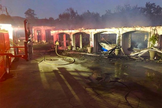 O diretor de cinema Scott Derrickson publica em seu Instagram fotos da destruição de sua casa após ser atingida pelo incêndio em Malibu, na Califórnia
