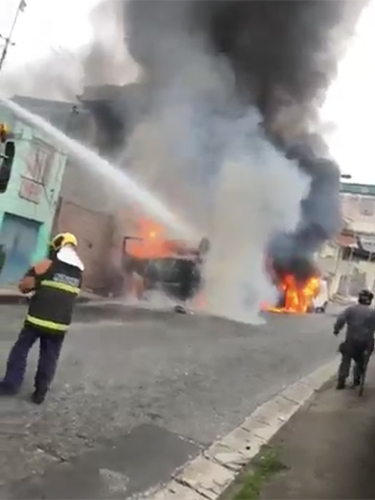 Corpo de Bombeiros realizam trabalho de rescaldo após avião de pequeno porte cair na zona norte da capital paulista - 30/11/2018