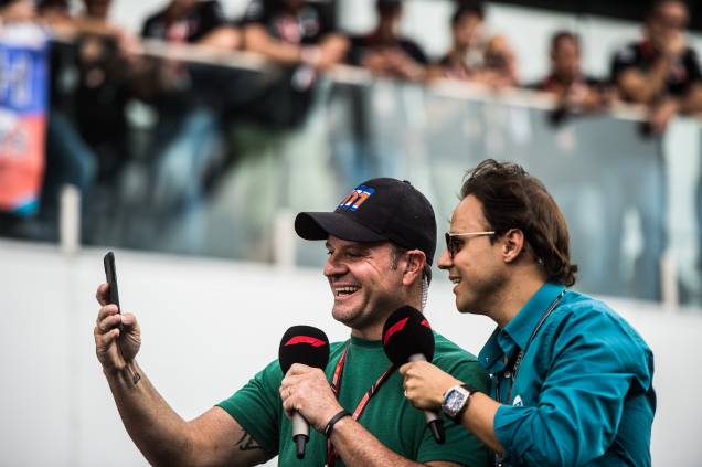 Os ex-pilotos de Fórmula 1 Rubens Barrichello e Felipe Massa fazem selfie antes da largada do GP Brasil - 11/11/2018 Os ex-pilotos de Fórmula 1 Rubens Barrichello e Felipe Massa fazem selfie antes da largada do GP Brasil - 11/11/2018