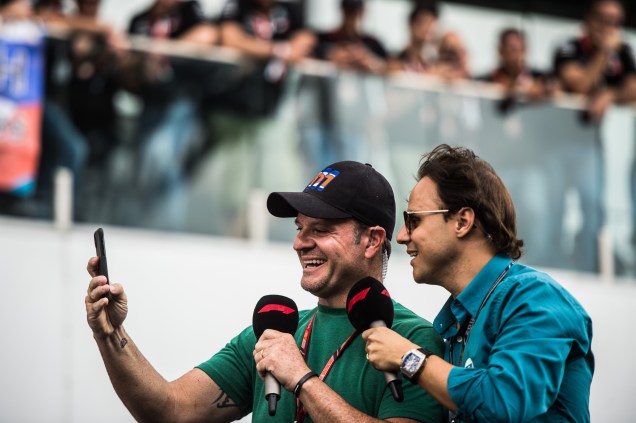 Os ex-pilotos de Fórmula 1 Rubens Barrichello e Felipe Massa fazem selfie antes da largada do GP Brasil - 11/11/2018