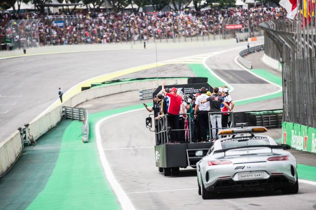 Pilotos desfilam na pista de Interlagos antes da largada do Grande Prêmio do Brasil Pilotos desfilam na pista de Interlagos antes da largada do Grande Prêmio do Brasil