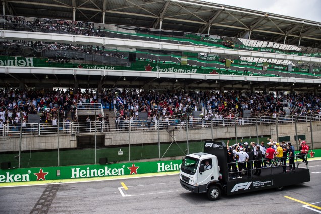 Pilotos desfilam na pista de Interlagos antes da largada do Grande Prêmio do Brasil