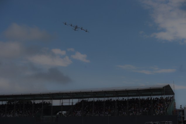 Esquadrilha da Fumaça sobrevoa a pista de Interlagos antes da largada do Grande Prêmio do Brasil