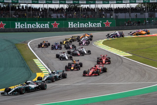Lewis Hamilton da Mercedes lidera a primeira volta do Grande Prêmio do Brasil