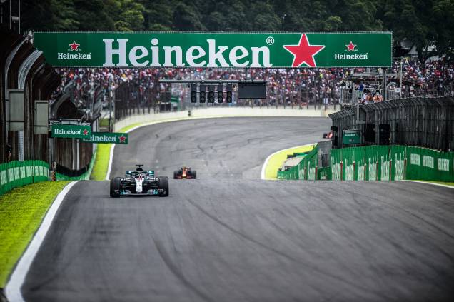 Lewis Hamilton da Mercedes lidera o Grande Prêmio do Brasil seguido de Max Verstappen da Red Bull Lewis Hamilton da Mercedes lidera o Grande Prêmio do Brasil seguido de Max Verstappen da Red Bull