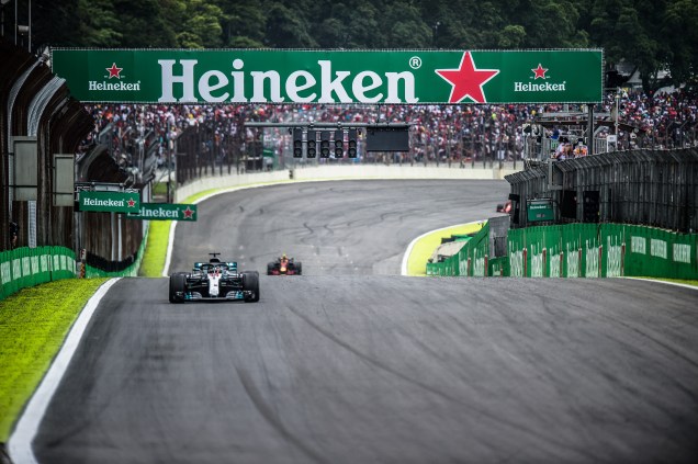 Lewis Hamilton da Mercedes lidera o Grande Prêmio do Brasil seguido de Max Verstappen da Red Bull