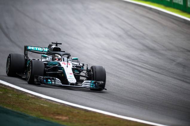 Lewis Hamilton da Mercedes lidera o Grande Prêmio do Brasil seguido de Max Verstappen da Red Bull Lewis Hamilton da Mercedes lidera o Grande Prêmio do Brasil seguido de Max Verstappen da Red Bull