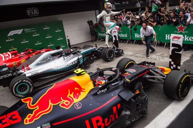 Lewis Hamilton da Mercedes comemora após vencer o Grande Prêmio do Brasil
