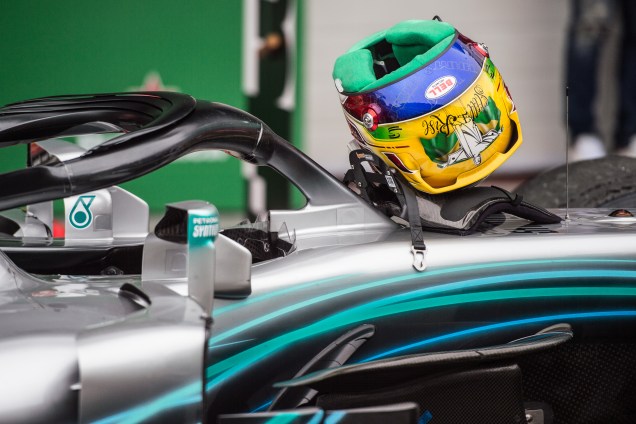 Detalhe do capacete de Lewis Hamilton após vitória do piloto britânico no Grande Prêmio do Brasil