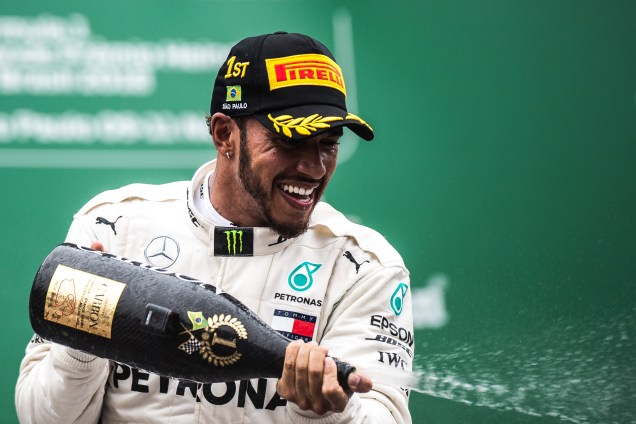 Lewis Hamilton da Mercedes comemora após vencer o Grande Prêmio do Brasil