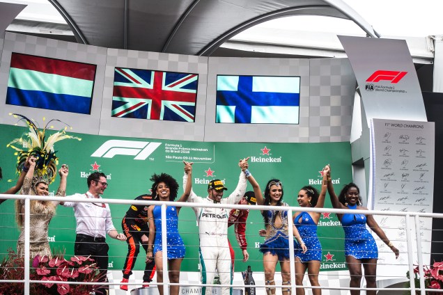 Lewis Hamilton da Mercedes comemora com integrantes da escola de samba Acadêmicos do Tatuapé após vencer o Grande Prêmio do Brasil