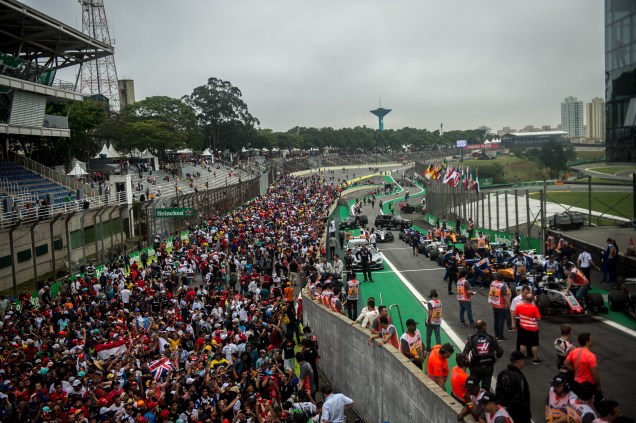Público invade a pista após encerramento do Grande Prêmio do Brasil