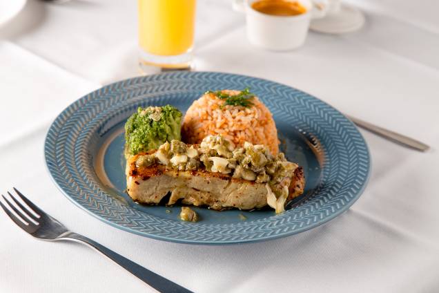Filé de pescada ao molho de alcaparras e champignon: sugestão do Yemanjá para o Menu Veja Comer & Beber Salvador Filé de pescada ao molho de alcaparras e champignon: sugestão do Yemanjá para o Menu Veja Comer & Beber Salvador