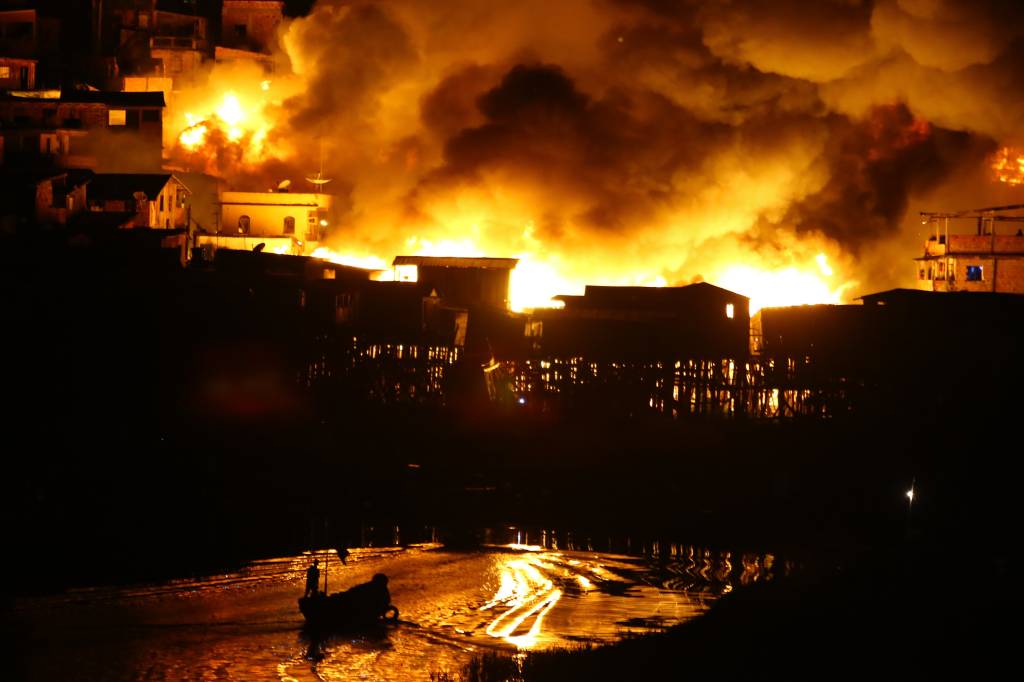 Inc&ecirc;ndio de grandes propor&ccedil;&otilde;es atingiu cerca de 600 casas no bairro de Educandos, zona sul de Manaus, no fim da noite da segunda-feira, 17. Ao menos quatro pessoas ficaram feridas. At&eacute; o momento, n&atilde;o h&aacute; registro de mortes.