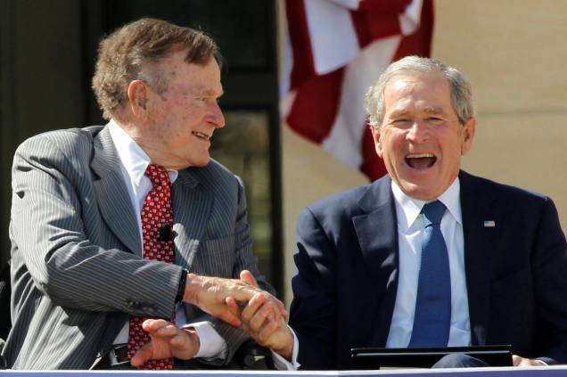 Pai e filho, ambos ex-presidentes dos EUA, George H.W. Bush (esquerda) e George W. Bush cumprimentam-se pela dedicação ao Centro Presidencial George W. Bush no campus da Southern Methodist University em Dallas, no Texas - 25/04/2013