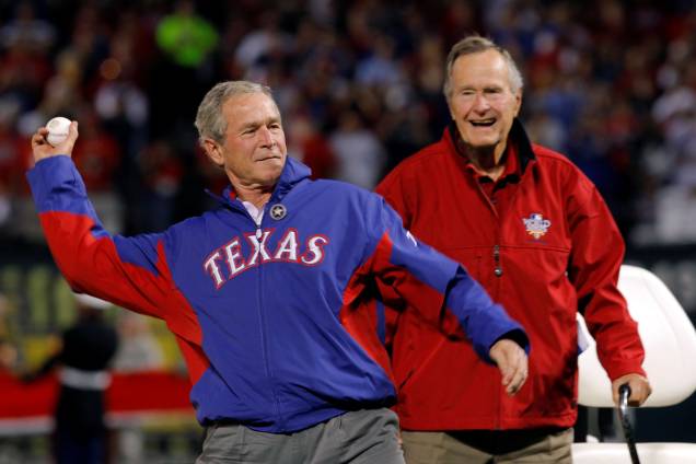 O ex-presidente dos EUA, George H.W. Bush (R) observa como seu filho, o ex-presidente George W. Bush, lança um primeiro arremesso cerimonial antes do início do Jogo 4 da World Series da Major League Baseball entre os San Francisco Giants e os Texas Rangers, em Arlington, no Texas - 31/10/2010 O ex-presidente dos EUA, George H.W. Bush (R) observa como seu filho, o ex-presidente George W. Bush, lança um primeiro arremesso cerimonial antes do início do Jogo 4 da World Series da Major League Baseball entre os San Francisco Giants e os Texas Rangers, em Arlington, no Texas - 31/10/2010