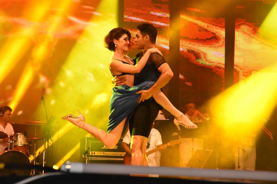 Mais de 130 artistas locais entre músicos e bailarinos participam das festas de Réveillon espalhadas pela cidade. A logística dos shows – artistas e equipamentos – envolve até mesmo o transporte de materiais pelo Rio Negro Mais de 130 artistas locais entre músicos e bailarinos participam das festas de Réveillon espalhadas pela cidade. A logística dos shows – artistas e equipamentos – envolve até mesmo o transporte de materiais pelo Rio Negro