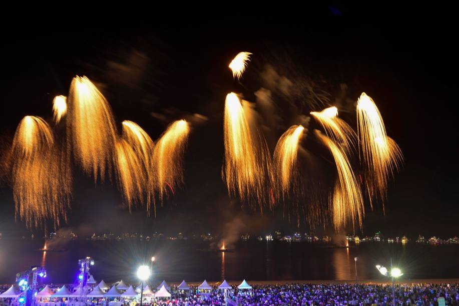 Rio Negro é um dos pontos turísticos mais exóticos da Região Norte e encanta turistas pela cor da água. No Réveillon, a coloração favorece a queima de fogos que se destaca para o público presente na praia de Ponta Negra Rio Negro é um dos pontos turísticos mais exóticos da Região Norte e encanta turistas pela cor da água. No Réveillon, a coloração favorece a queima de fogos que se destaca para o público presente na praia de Ponta Negra