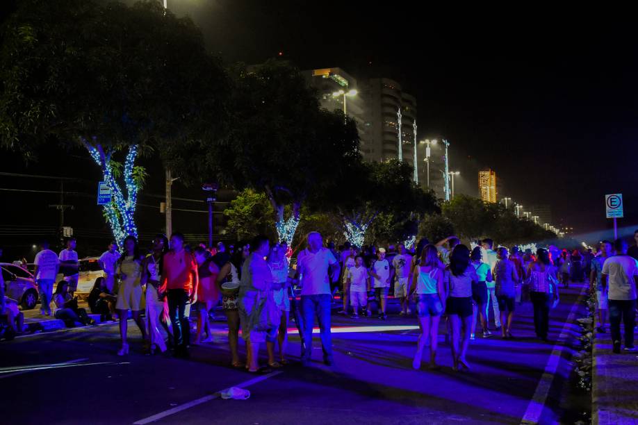 Público faz o aquecimento para a virada do ano no calçadão de Ponta Negra. A festa se estende ao longo da via para dar maior conforto aos participantes do Réveillon