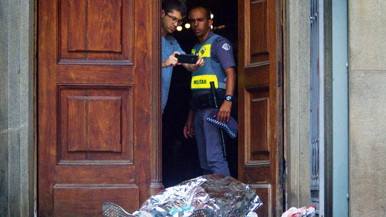 VIDAS INTERROMPIDAS - Corpo estendido em frente à Catedral de Campinas: o matador tinha munição para matar mais