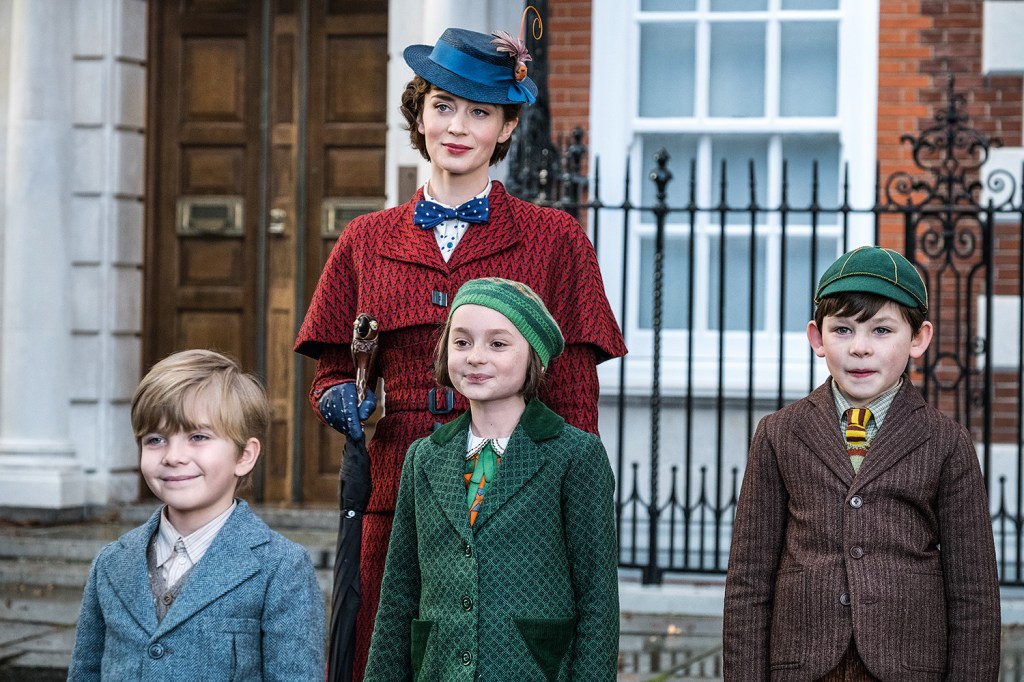 Brincando de ser séria - Mary Poppins (Emily Blunt) e os pequenos: regras e imaginação para pôr ordem na casa