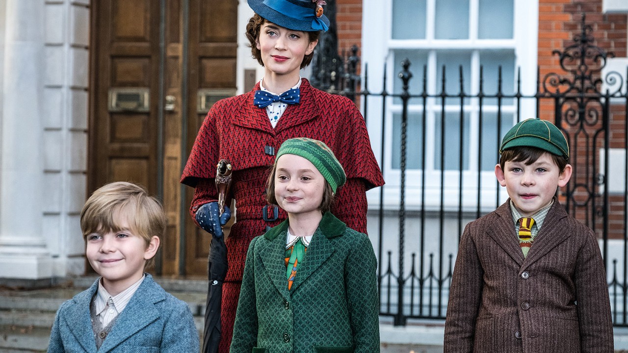 Brincando de ser séria - Mary Poppins (Emily Blunt) e os pequenos: regras e imaginação para pôr ordem na casa