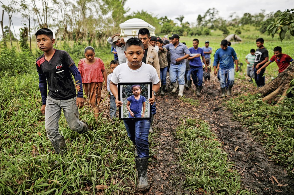 A PRIMEIRA VÍTIMA  - O enterro de Jakelin, de 7 anos, em aldeia da Guatemala: o pai nega ter havido desidratação