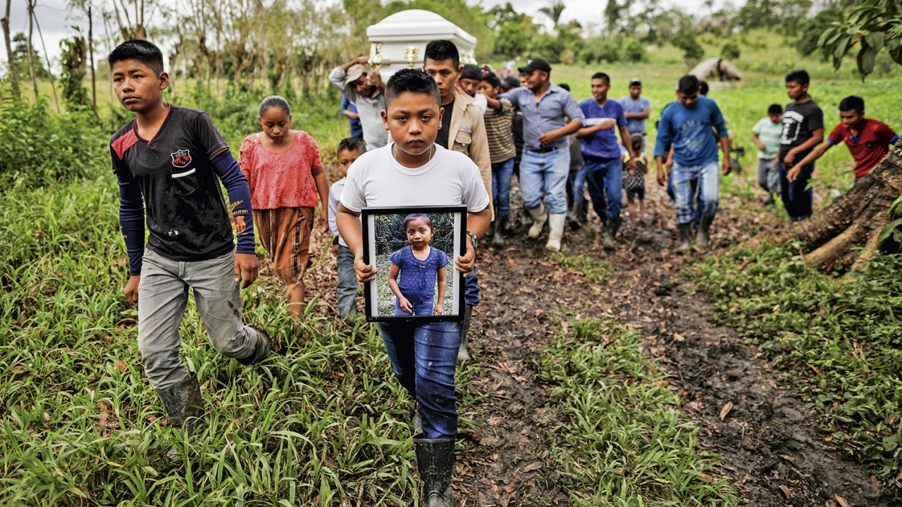A PRIMEIRA VÍTIMA  - O enterro de Jakelin, de 7 anos, em aldeia da Guatemala: o pai nega ter havido desidratação