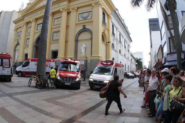 Ambulâncias ficam posicionadas para o atendimento às vítimas de um ataque a tiros na Catedral Metropolitana de Campinas (SP) - 11/12/2018