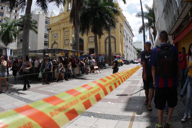 Área ao redor da Catedral Metropolitana de Campinas fica isolada após um atirador abrir fogo contra os fiéis durante a missa - 11/12/2018