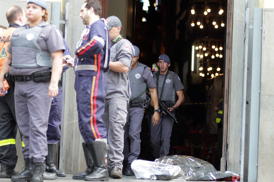 Policiais militares e médicos do Samu trabalham no atendimento às vítimas de um ataque a tiros na Catedral Metropolitana de Campinas (SP) - 11/12/2018