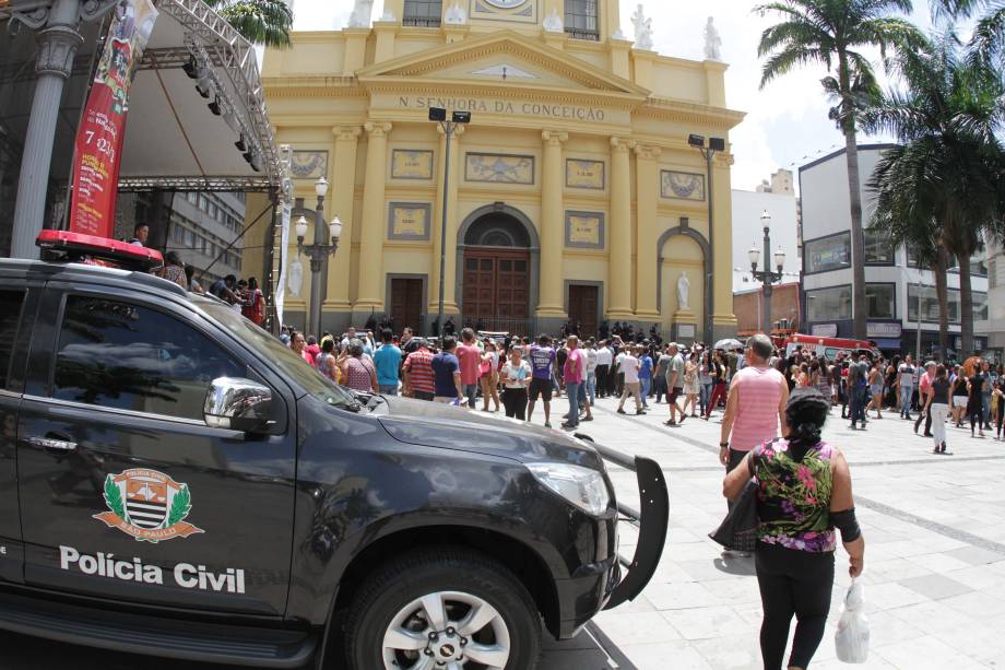 Movimentação em frente à Catedral Metropolitana de Campinas após um atirador abrir fogo contra os fiéis durante a missa - 11/12/2018