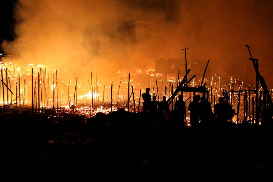 Incêndio de grandes proporções atinge cerca de 600 casas no bairro de Educandos, zona sul de Manaus - 17/12/2018