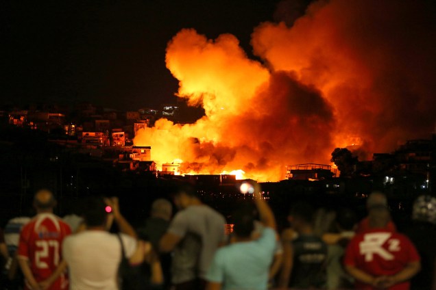 Incêndio de grandes proporções atinge cerca de 600 casas no bairro de Educandos, zona sul de Manaus - 17/12/2018