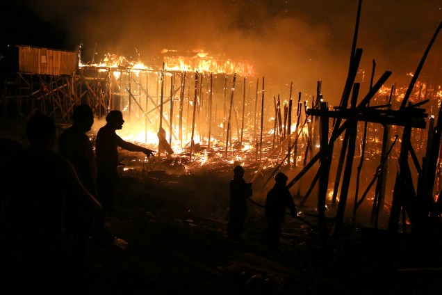 Centenas de casas foram consumidas pelas chamas durante incêndio no bairro Educando, nas margens do Rio Negro em Manaus - 17/12/2018
