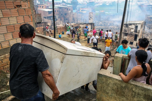 Moradores retiram móveis e eletrodomésticos de suas casas após incêndio de grandes proporções atingir o bairro de Educandos, zona sul de Manaus (AM) - 18/12/2018