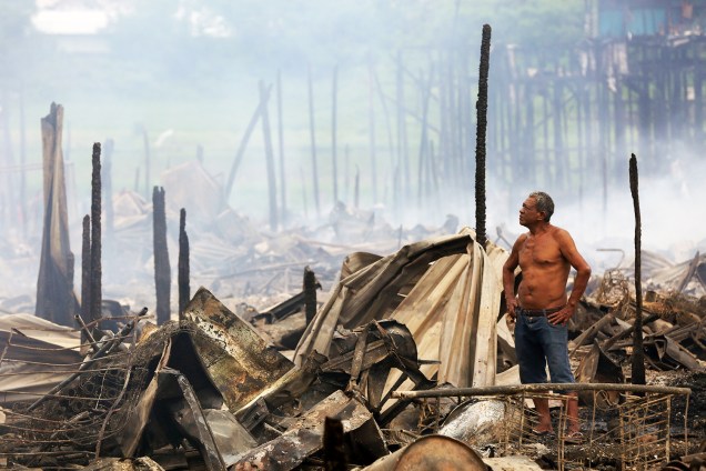 Morador observa destruição causada por incêndio de grandes proporções, que atingiu o bairro de Educandos, zona sul de Manaus (AM) - 18/12/2018