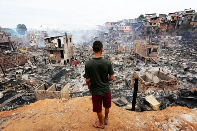 Morador observa destruição causada por incêndio de grandes proporções, que atingiu o bairro de Educandos, zona sul de Manaus (AM) - 18/12/2018