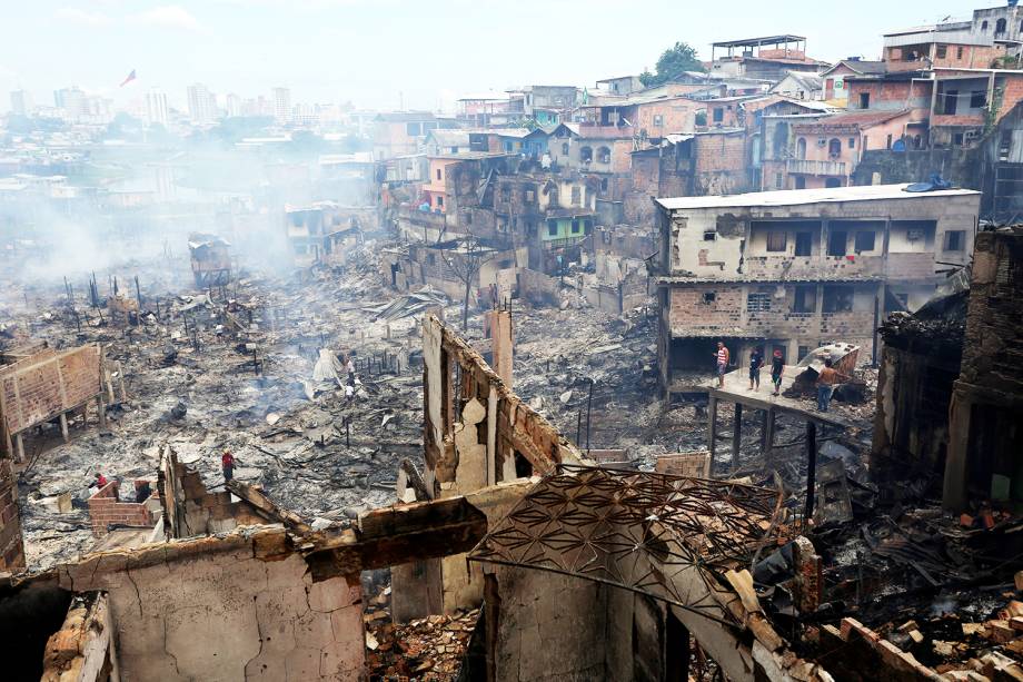 Incêndio de grandes proporções atingiu o bairro de Educandos, zona sul de Manaus (AM), destruindo cerca de 600 casas - 18/12/2018