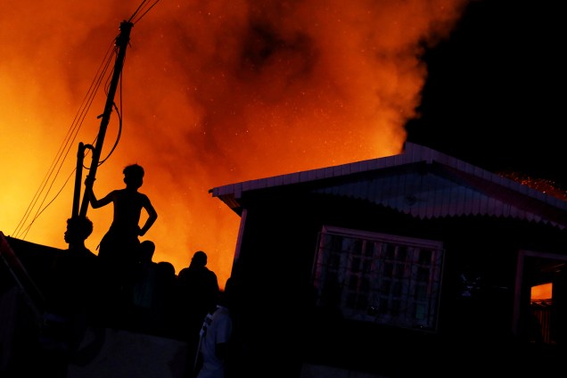 Silhuetas de moradores são vistas durante incêndio de grandes proporções em residência do bairro Educandos, localizado na zona sul de Manaus (AM) - 17/12/2018