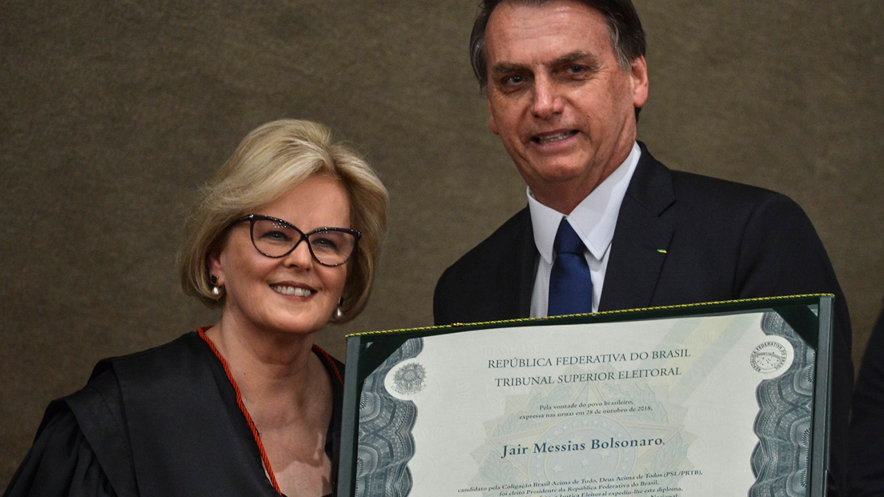 A presidente do Tribunal Superior Eleitoral (TSE), ministra Rosa Weber, e o presidente eleito, Jair Bolsonaro, durante cerimônia de diplomação - 10/12/2018