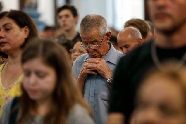 Homem reza na Catedral Metropolitana de Campinas (SP), durante missa em homenagem às vítimas de ataque cometido por atirador no local - 12/12/2018