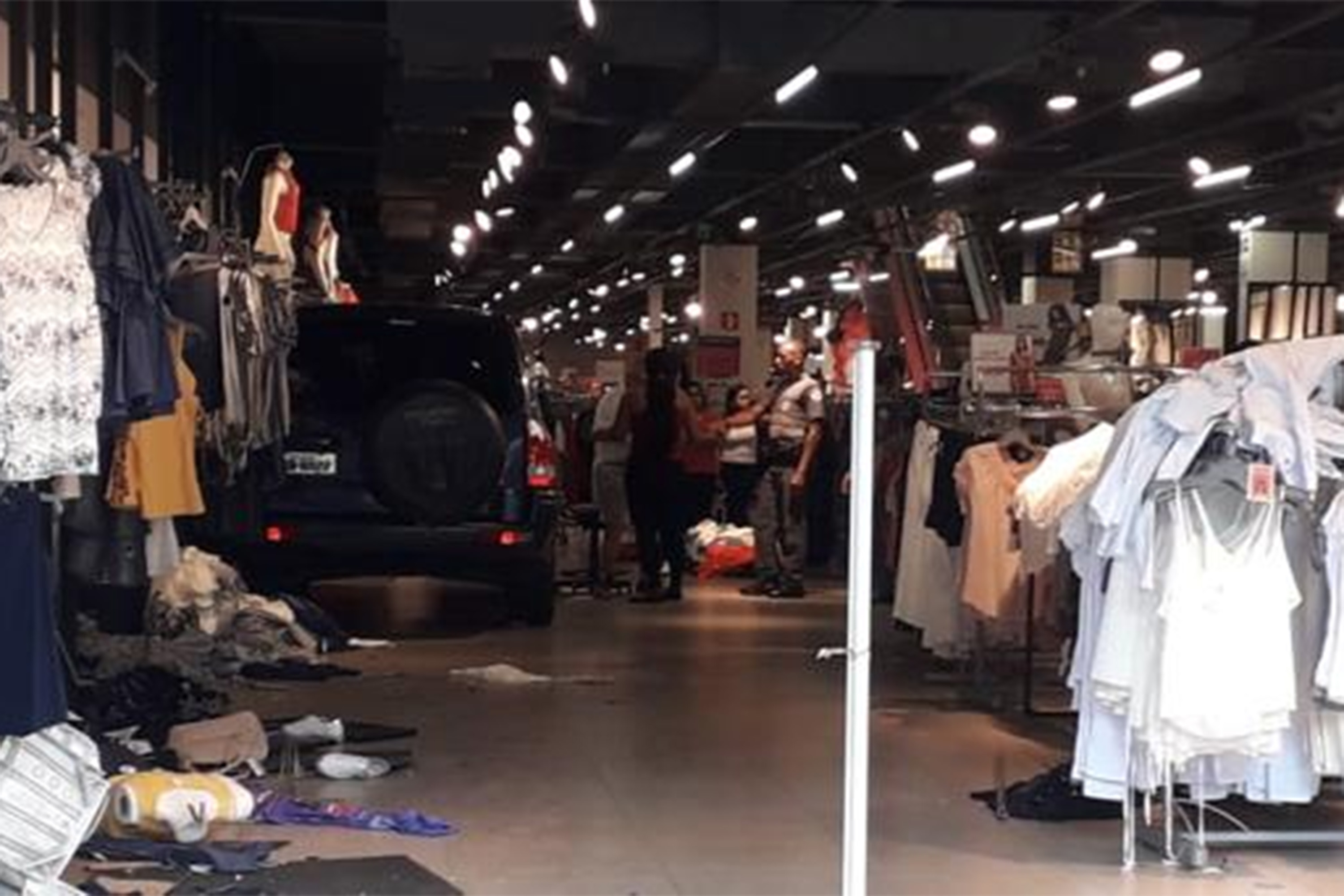 Idoso erra manobra de carro, invade loja e atropela duas pessoas