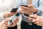 Pessoas com seus smartphones