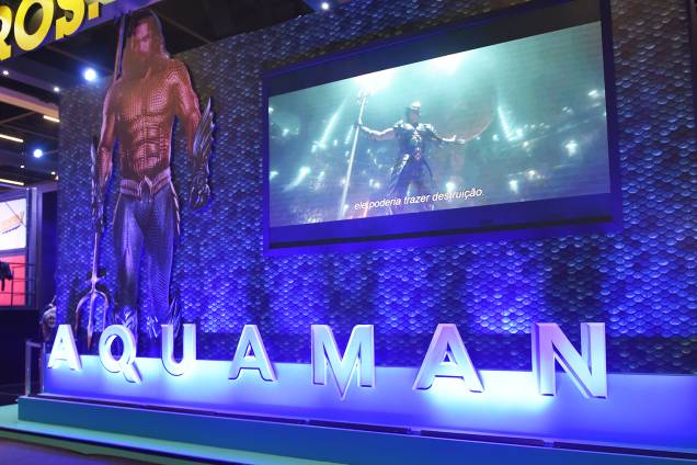 Visitantes podem interagir com o filme 'Aquaman', no estande da Warner durante a Comic Con Experience - 04/12/2018